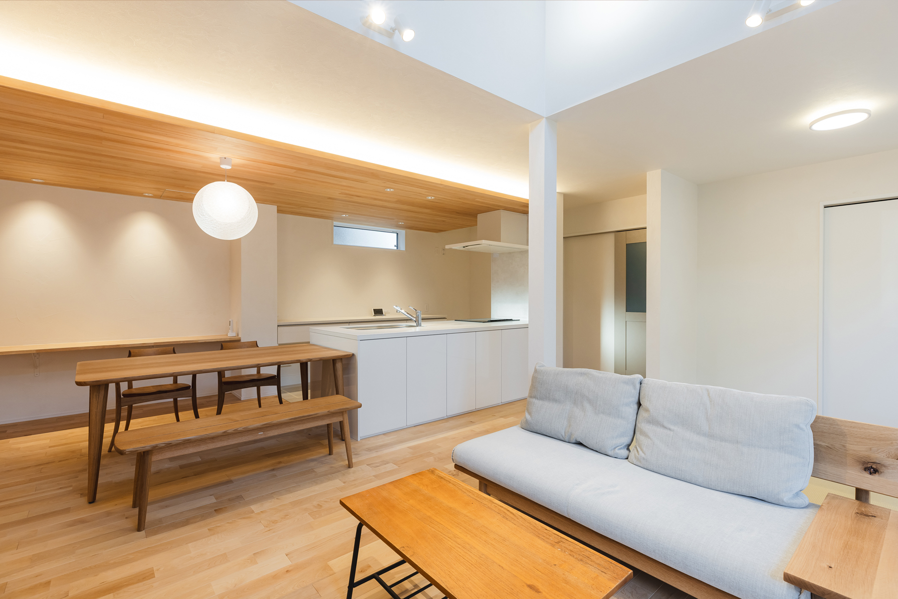 大きな土間スペースと大きな吹抜けのあるリビングで、風通しの良い全館空調