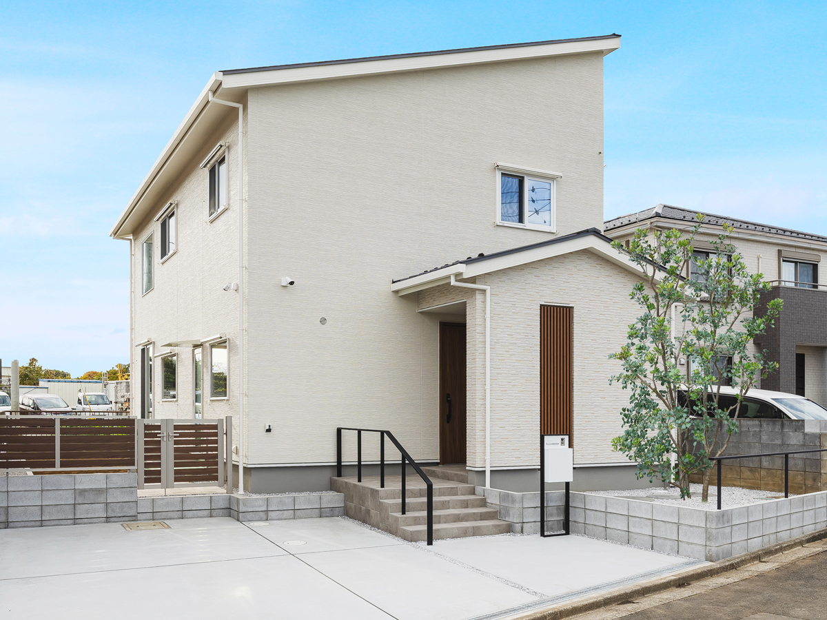 大きな土間スペースと大きな吹抜けのあるリビングで、風通しの良い全館空調